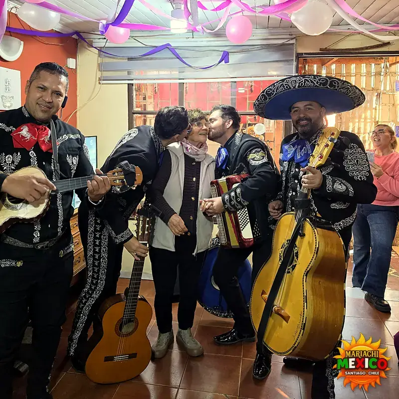 Abuelita celebra su cumpleaños con los mariachis en casa — mariachis a domicilio en Recoleta