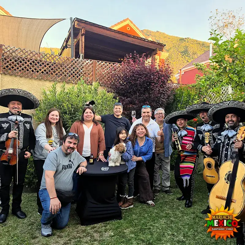 Celebración familiar con mariachis en un jardín — mariachis a domicilio en Peñalolén