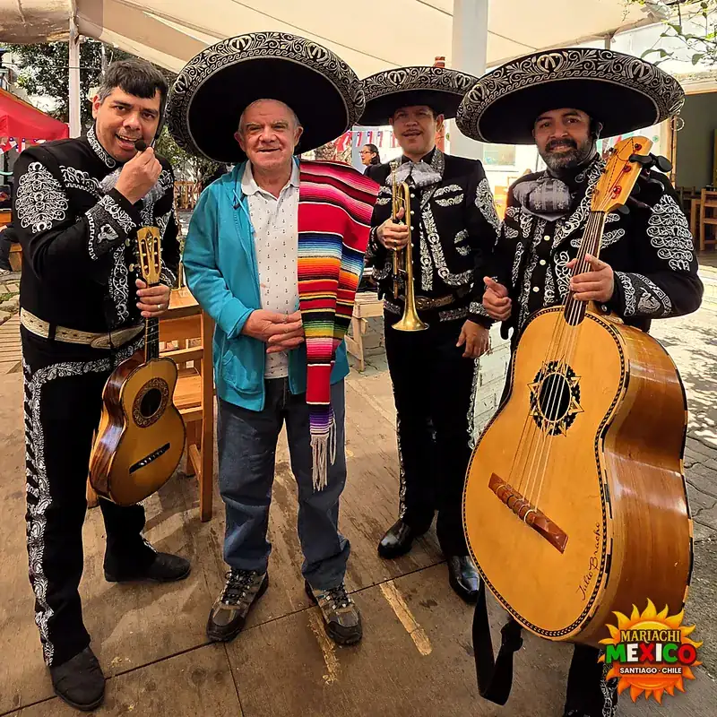 Cumpleaños al aire libre con mariachis y el festejado con sarape — mariachis a domicilio en Recoleta