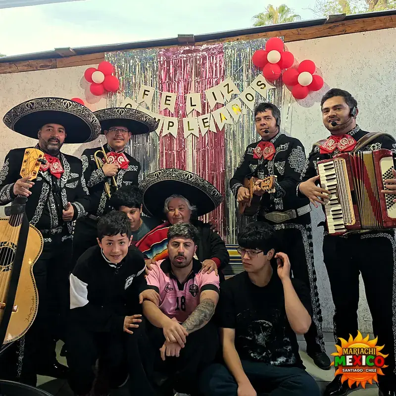 Cumpleaños familiar con mariachis en un patio decorado con Feliz Cumpleaños — mariachis a domicilio en La Florida