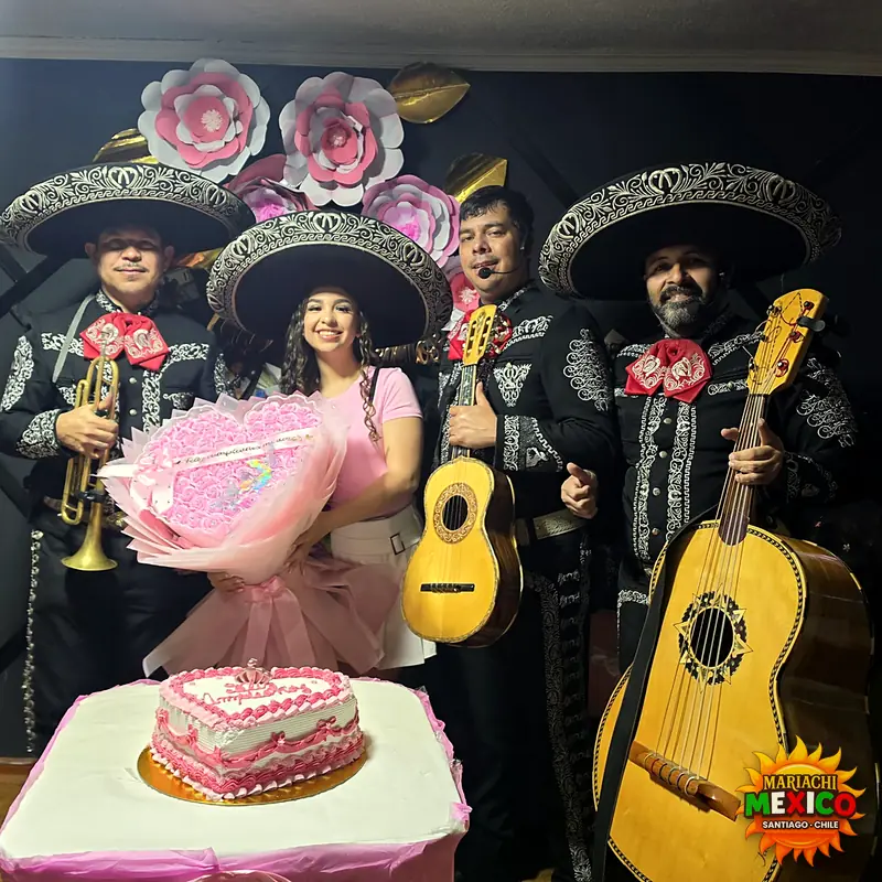 Cumpleaños con torta, ramo de rosas y mariachis — mariachis a domicilio en Lo Prado