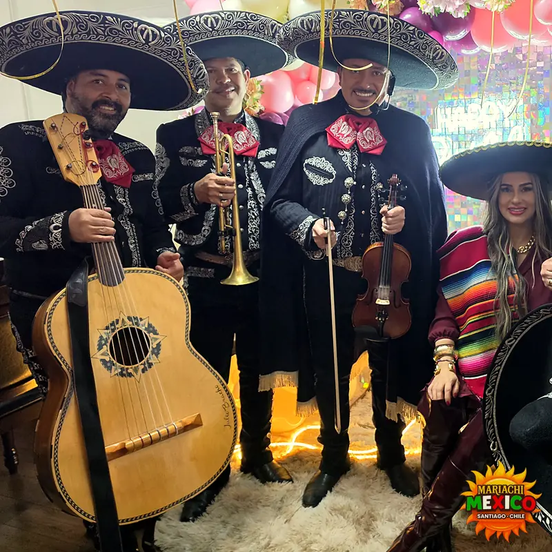 Mariachis con violín y capa de charro en una celebración de cumpleaños — mariachis a domicilio en Cerro Navia