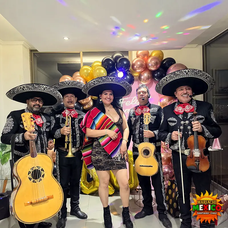 Serenata de cumpleaños de noche en un departamento, con mariachis, violín y globos dorados — mariachis a domicilio en Puente Alto