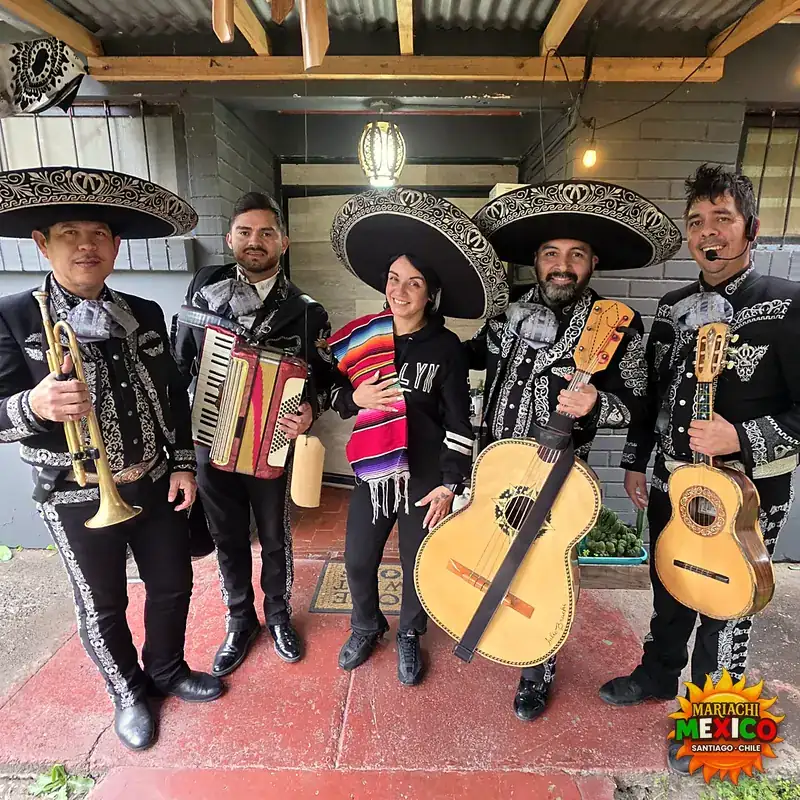 Serenata de cumpleaños con mariachis en la entrada de la casa — mariachis a domicilio en Maipú