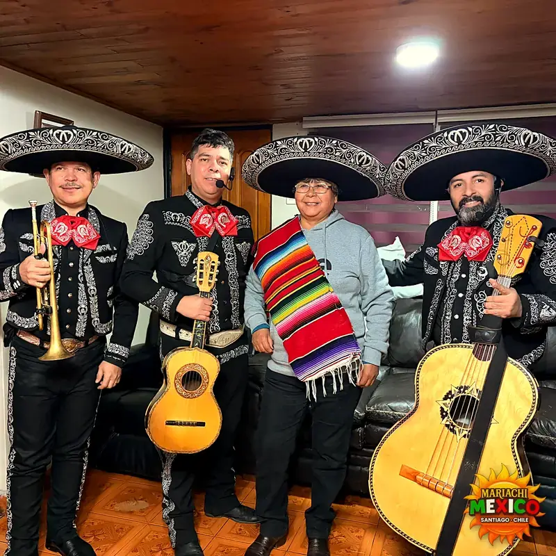 Serenata de cumpleaños con mariachis en el living de la casa — mariachis a domicilio en Renca