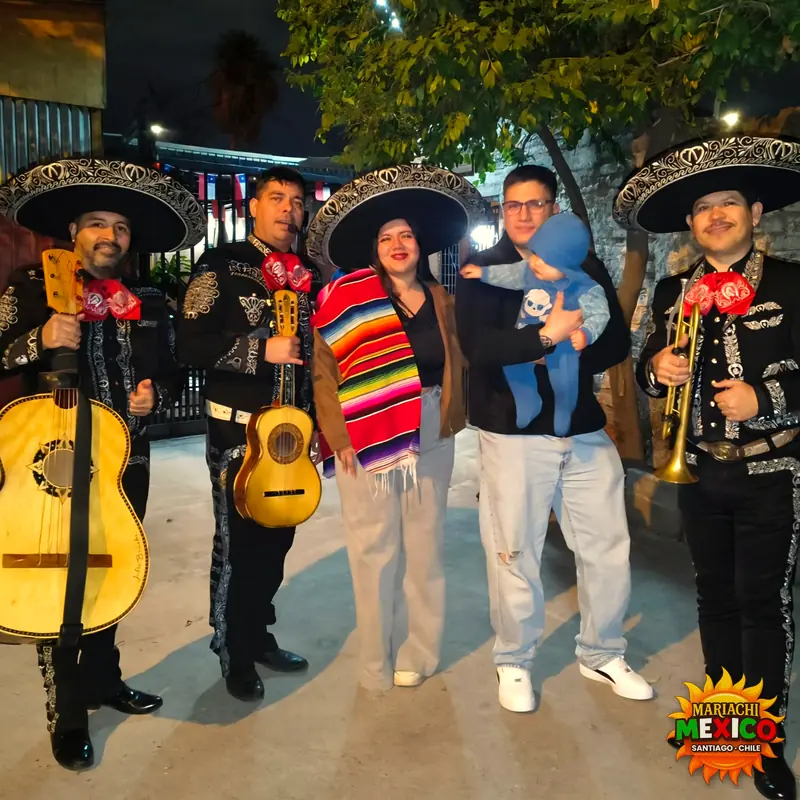 Serenata nocturna de mariachis con la familia en la calle — mariachis a domicilio en Lo Prado