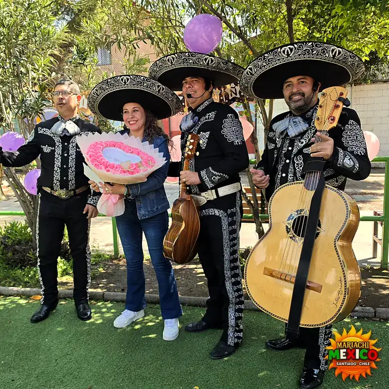Sorpresa de cumpleaños con mariachis y ramo de rosas al aire libre — mariachis a domicilio en Peñalolén